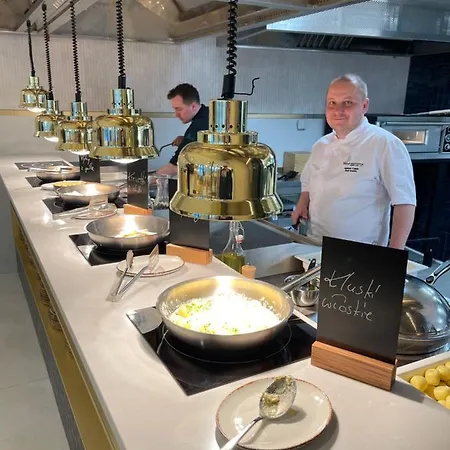 Wave Piano アパート ミエンジズドロイェ