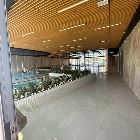 アパート Wave Piano ミエンジズドロイェ